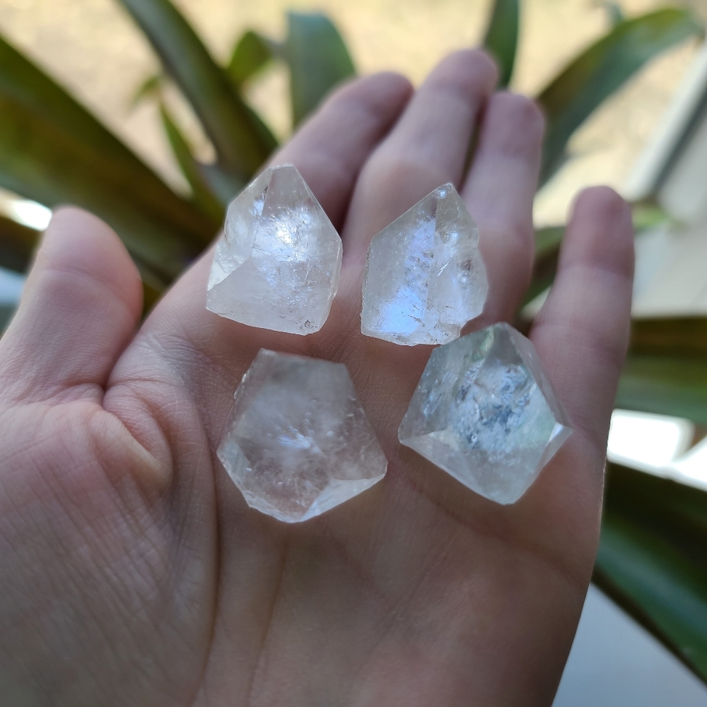Apophyllite points - Picture 2 of 3